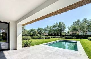 Exclusieve villa in het hart van Knokke zoute, omgeven door weelderige grandeur. Deze statige villa verwelkomt je met een imposante oprijlaan, leidt naar een paradijselijk zwembad en wordt bekroond door een charmant rieten dak. Ervaar luxueus wonen in een oase van comfort en stijl, waar elke hoek doordrenkt is met verfijning en prachtige details. Ontdek de perfecte samensmelting van elegantie en moderniteit in deze unieke villa.<br /><br />De indeling van de villa omvat een inkomhal met vestiaire en gastentoilet, een riante woon- en eetkamer met directe toegang tot de ideaal gelegen tuin met zwembad. De volledig uitgeruste keuken met moderne apparatuur beschikt tevens over een gezellige ontbijthoek. Een praktische wasruimte/berging is eveneens aangehecht.<br /><br />Op de bovenverdieping bevindt zich de master bedroom met aangrenzende badkamer, voorzien van een ligbad, douche, wastafel en toilet. Daarnaast zijn er drie volwaardige slaapkamers, elk met een eigen privé douchekamer. Op de tweede verdieping zijn er twee ruime slaapkamers met een gedeelde douchekamer. Een inpandige garage en meerdere parkeerplaatsen zijn beschikbaar, evenals een zwembad. Momenteel ondergaat de villa renovatiewerken.