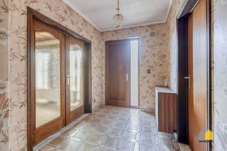 OMSCHRIJVING:<br />- GELIJKVLOERS: Inkomhal, lichtrijke woonkamer (7,50 x 3,90 m) met gemetselde schouw en veel raampartijen, leefkeuken (3,90 x 3,50 m) met inductiekookplaat, afzuigkap, koelkast en rvs spoelbak, achterdeur naar gesloten veranda (5,22 x 1,70 m). Gang, slaapkamer 1 (4,22 x 4,00 m) met deur naar balkon, badkamer (3,20 x 2,30 m) met ligbad en wastafel, slaapkamer 2 (3,20 x 3,00 m), slaapkamer 3 (4,00 x 3,00/2,10 m), apart toilet.<br />- ZOLDER: Te bereiken via keldertrap met ladder, nog in te richten ruimtes met daglicht onder het dak.<br />- KELDER: Via de gang alsook via sectionale poort te bereiken, plaats voor auto en tuingereedschappen (4,22 x 10,00 m), provisieruimte (4,00 x 3,22 m), technische ruimte met opslag (11,00 x 3,90 m).<br />- TUIN: Inrit aangelegd met sierbestrating, achtergelegen carport met aan de zijkant smalle serres, achteraan een houten tuinberging. Zijtuin betegeld met toegang naar de tuinberging.<br /><br />BIJKOMENDE INFORMATIE:<br />- Ramen: Houten ramen met gedeeltelijk dubbele beglazing voorzien van rolluiken (woonkamer en keuken elektrisch bediend).<br />- Verwarming: CV-ketel op stookolie.<br />- EPC: 886 kWh/m² - Label: F (Renovatieverplichting).<br />- Vloeren: Vloertegels, vloerbekleding in de woonkamer. Gedeeltelijk betonnen vloerplaten.<br /><br />TROEVEN:<br />- Al inwonend op te frissen met uitbreidingsmogelijkheden naar de zolder.<br />- Volledig omheinde tuin.<br />- Volledig onderkelderd.<br />- Gelegen in een rustige, kindvriendelijke woonbuurt op wandelafstand van het centrum en vlakbij de middelbare school.<br /><br />LIGGING:<br />Rustige ligging aan de rand van het centrum, op enkele meters van de Zuid-Willemsvaart met mooi fiets- en wandelpad en op enkele autominuten van Maaseik, Kinrooi, Bree en de Nederlandse grens.