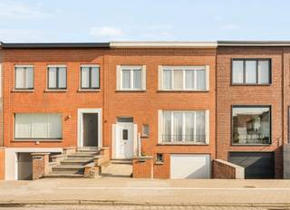 Topgelegen op te frissen rijwoning met 3 slaapkamers en garage in de gegeerde Sint-Elisabethwijk.<br /><br />De woning omvat een inkomhal met apart toilet, een ruime leefruimte, keuken en handige berging. <br />In de kelderverdieping bevinden zich de garage en extra bergruimte. Op de eerste verdieping zijn er 3 slaapkamers en een badkamer.<br /><br />Verder is er een leuke stadstuin met tuinhuis. Dankzij de vlotte verbinding naar het centrum van Kortrijk, de E17 en diverse invalswegen is dit een ideale woning voor wie centraal én rustig wil wonen.<br /><br />Meer info of plan je bezoek via WWW.IMMOBEGUIN.BE of info@immobeguin.be