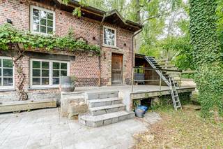 Zeer mooi authentiek pand te koop in Overboelare<br /><br />Dit karaktervolle pand biedt tal van mogelijkheden en is momenteel grotendeels ingericht als bar- of restaurantruimte, inclusief een uitgeruste keuken en een sfeervolle mezzanine. Het handelspand beschikt bovendien over een ruim terras en voldoende parkeergelegenheid.<br /><br />Het aanpalende bijgebouw biedt extra ruimte en kan perfect dienen als opslagplaats, doucheruimte, fitnessruimte of voor andere doeleinden, afhankelijk van uw noden.<br /><br />Boven de handelsruimte bevindt zich een aangenaam appartement met twee slaapkamers en een eigen terras.<br /><br />Het geheel is gelegen op een perceel van maar liefst 5.779 m², met een bebouwde oppervlakte van 1.050 m². <br /><br />In het verleden werd deze locatie uitgebaat als sport- en recreatiecentrum met tennisterreinen. Mits de nodige investeringen is het perfect mogelijk om dit concept opnieuw tot leven te brengen.<br /><br />Kortom: een unieke opportuniteit met tal van commerciële mogelijkheden en een groot investeringspotentieel.<br /><br />Voor meer informatie: bel 09 230 30 71 of mail naar office@save-invest.be