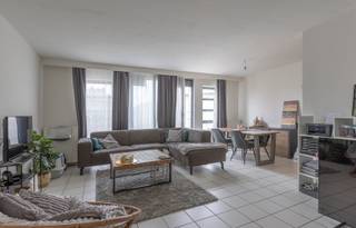 <p>Ruim en verzorgd appartement met twee slaapkamers en terras op de tweede verdieping.</p><p>Gelegen op de tweede verdieping, bereikbaar met trap.</p><p></p><p>Rustig gelegen in een wel-onderhouden gebouw met slechts 4 appartementen (1998), biedt dit ruim appartement van 93m² een uitstekende combinatie van comfort, ruimte en een opvallend gunstige energiescore. </p><p></p><p>Met een EPC van 157 kWh/m²jaar en label D+ is het appartement uiterst energiezuinig en toekomstproof.</p><p></p><p>De lichtrijke leefruimte bevindt zich aan de voorzijde van het gebouw en geeft uit op een leuk terras. De geïnstalleerde keuken sluit naadloos aan op de leefruimte. </p><p></p><p>Aan de achterzijde van het appartement zijn er twee slaapkamers, een apart toilet, technische berghoek en een verzorgde badkamer.</p><p></p><p>De elektrische installatie van het appartement zal conform gekeurd worden bij verkoop.</p><p></p><p>Inclusief in de verkoopprijs is één ruime kelderberging.</p><p>De koper heeft bovendien de mogelijkheid een dubbele garage (24m²) aan de voorzijde van het gebouw mee aan te kopen voor 35.000 euro. </p><p></p><p>Het appartement is momenteel stabiel verhuurd aan 950 euro per maand exclusief bijdrage aan de maandelijkse lasten.</p><p>EPC 157 kWh/m²jaar </p><p>label D+.</p>