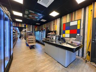 <p>Dit veelzijdig pand is ideaal voor wie wonen en werken wil combineren of op zoek is naar een interessante investering op een centrale ligging.</p>
<p><strong>Indeling:</strong><br /><strong>Gelijkvloers</strong>: handelspand – keuken – opslagruimte – extra verdieping – toilet <strong>| 1ste verdiep</strong>: badkamer – lichtrijke living – 2 slaapkamers<br /><strong>| 2de verdiep</strong>: 2 ruime slaapkamers</p>
<p><strong>Troeven:</strong></p>
<ul><li>Centrale ligging in Menen</li><li>Ruim en praktisch ingedeeld pand</li><li>Volledig gerenoveerde benedenverdieping (2020)</li><li>Veel woonruimte met 4 slaapkamers</li><li>Geschikt voor wonen, werken of combinatie van beide</li></ul>