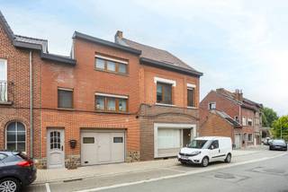 <p>Op zoek naar een appartement met potentieel? <br />Dit pand met voormalige bakkerij biedt heel wat ruimte én opportuniteiten voor wie handig is of op zoek naar een slimme investering.</p>
<p>Je komt binnen via een ruime inkomhal die toegang geeft tot de garage en een aparte werkruimte — vroeger een bakkerij — perfect voor zelfstandigen, creatievelingen of wie nood heeft aan een praktijkruimte aan huis.</p>
<p>Op de eerste verdieping vind je de eet-zitplaats, een gesloten keuken en een badkamer.<br />De tweede verdieping telt twee slaapkamers.</p>
<p>De ligging is een absolute troef: centraal, met vlotte verbindingen naar winkels, scholen en openbaar vervoer, maar tegelijk omringd door groen en rust.</p>
<p><strong>Waarom dit pand het ontdekken waard is:</strong></p>
<ul>
<li>Te renoveren naar eigen smaak en noden</li>
<li>Werkruimte met aparte toegang – ideaal voor zelfstandigen</li>
<li>Rustige ligging, toch vlakbij alle voorzieningen</li>
</ul>
<p>Ben je op zoek naar een woning die meer biedt dan enkel woonruimte?<br />Maak meteen een afspraak met Katrien: katrien@cornelis-partners.be – 0473/42.76.99.</p>
<p><strong>Vraagprijs: € 250.000</strong></p>