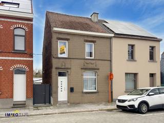 Deze halfopen bebouwing is de ideale starterswoning en vormt een uitstekende basis om volledig te renoveren.Op het gelijkvloers bevindt zich een...