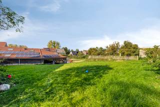 Ontdek deze uitzonderlijke eigendom in het landelijke St.-Pieters-Leeuw – een charmante, grotendeels gerenoveerde hoeve met tal van mogelijkheden voor wie wonen en werken wil combineren.<br /><br />De woning omvat 4 ruime slaapkamers en 2 badkamers, met de mogelijkheid om bijkomende kamers te creëren. Het leefgedeelte werd reeds grondig gerenoveerd en biedt modern comfort in combinatie met authentieke elementen, waaronder een prachtige broodoven. De zeer ruime keuken met bijkeuken en berging vormt het hart van de woning en is uitgerust met vloerverwarming en veel natuurlijke lichtinval.<br /><br />Aansluitend bevindt zich een grote werkplaats, momenteel ingericht voor traiteuractiviteiten, incl. koelcel en koude kamer. Het bijgebouw, momenteel in renovatie, biedt bijkomende mogelijkheden voor diverse doeleinden.<br /><br />Buiten geniet u van een uitgestrekte tuin met zwembad en een achterliggende moestuin. De eigendom is uitgerust met 72 zonnepanelen en 3 waterputten, wat bijdraagt aan het duurzame en energiezuinige karakter van het geheel.<br /><br />De hoeve onderging reeds een grondige renovatie met onder meer een nieuw dak, vernieuwde elektriciteit en leidingen. De grote structurele werken zijn achter de rug en de woning verkeert in schilderklare staat, waardoor u alle vrijheid heeft voor een verdere afwerking naar eigen smaak.<br /><br />De ruimtes werden digitaal leeggemaakt mbv ai om het potentieel van de eigendom beter te visualiseren.<br /><br />Voor meer informatie: laura@immoaccenta.be .