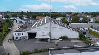 Magazijn met geplande renovatiewerken, beschikbaar vanaf <strong>1.000 m² tot 3.950 m²</strong>.<br /><br />Aan de Wiedauwkaai in Gent komt een ruim magazijn van <strong>3.950 m²</strong> beschikbaar voor verhuur. Het pand biedt een grote flexibiliteit dankzij de mogelijkheid om het magazijn in zijn totaliteit te huren of op te delen in twee afzonderlijke units.<br /><br />De volgende oppervlaktes zijn mogelijk:
<ul>
<li><strong>1.000 m²</strong></li>
<li><strong>1.975 m²</strong></li>
<li><strong>2.950 m²</strong></li>
<li><strong>3.950 m²</strong></li>
</ul>
Dankzij de indrukwekkende nokhoogte van 14 meter is het magazijn bijzonder geschikt voor opslag, logistiek en diverse andere bedrijfsactiviteiten waarbij ruimte en volume centraal staan.<br /><br /><strong>Renovatie en afwerking</strong><br />De renovatiewerken aan het magazijn zijn gepland. Het pand zal hierdoor worden gerenoveerd en in een verzorgde, instapklare staat worden aangeboden.<br />Daarnaast is er ruimte voor overleg met de eigenaar over eventuele verfraaiings- of aanpassingswerken, afgestemd op de specifieke noden en activiteiten van de toekomstige huurder.<br /><br />Deze ruimte is perfect voor bedrijven die behoefte hebben aan een flexibele en veilige opslag- of werkruimte.<br />Voor meer informatie of het plannen van een bezichtiging, neem vandaag nog contact met <strong>Simon De goque</strong> op voor meer informatie of een bezichtiging. <br /><u><em>Tel: +32 473 37 55 50 <br />Mail: simon.dg@kmovastgoed.be</em></u>