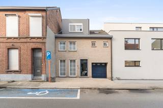 Te koop: instapklaar gesloten bebouwing in het centrum van Baasrode, op korte afstand van scholen, park en openbaar vervoer.Deze prachtig...