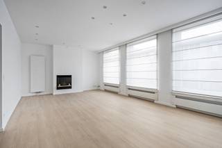 <p>Dit stijlvolle appartement van 100m² in Lier biedt ultiem comfort en een eigentijds design. Het appartement beschikt over een inkomhal, apart toilet, ruime leefruimte, twee slaapkamers en een volledig ingerichte moderne badkamer. De open keuken is voorzien van alle keukenapparatuur. De badkamer is uitgerust met moderne sanitair, waaronder een badkamermeubel met wastafel en een inloopdouche. Het appartement kenmerkt zich door de hoogwaardige materialen, parketlaminaat en een verfijnde, minimalistische esthetiek. Zowel aan de voor- als de achtergevel grenst een terras. Het terras aan de achtergevel is oost georiënteerd. De combinatie van licht en ruimte creëert een uitnodigende sfeer. Dit is het ideale onderkomen voor wie op zoek is naar een licht appartement met een mooie afwerking en comfort in hartje Lier. Elk appartement beschikt bovendien over een private berging, en één van de gelijkvloerse 1-slaapkamerappartementen heeft een tuin met garage. <strong>Alle appartementen worden verkocht  met een verplicht aan te kopen kelderberging. Maak een afspraak om de modelappartementen te bezichtigen en meer info te verkrijgen.</strong></p>