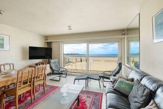 Dit te renoveren appartement geniet van een uitzonderlijke ligging op de zeedijk en biedt een prachtig frontaal zeezicht. Vanuit de leefruimte geniet u dagelijks van een schitterend uitzicht op het strand en de Noordzee. Dankzij de grote raampartijen baadt het appartement in het natuurlijke licht.<br /><br />De indeling omvat een ruime woonkamer met zithoek, eetplaats en terras, aansluitend op de halfopen keuken. <br /><br />Verder beschikt het appartement over twee slaapkamers. De grote slaapkamer is voorzien van een lavabo. De tweede slaapkamer is ingericht met een stapelbed en extra slaapgelegenheid. De badkamer beschikt over een ligbad, lavabo en toilet. Daarnaast is er een inkomhal met voldoende bergruimte.<br /><br />Een bijkomende troef is dat de verwarmingsinstallatie reeds werd vernieuwd en uitgerust is met een energiezuinige condenserende ketel.<br /><br />Daarnaast bestaat de mogelijkheid om een gelijkvloerse garagebox en/of een autostaanplaats op niveau -1 aan te kopen. Dit zorgt voor comfortabele parkeermogelijkheden, wat een absolute meerwaarde vormt op deze topligging aan zee.<br /><br />Het appartement maakt deel uit van een verzorgde residentie en bevindt zich op wandelafstand van winkels, restaurants en andere voorzieningen.<br /><br />Wenst u meer informatie of een bezoek ter plaatse? Contacteer ons gerust, wij leiden u graag rond.