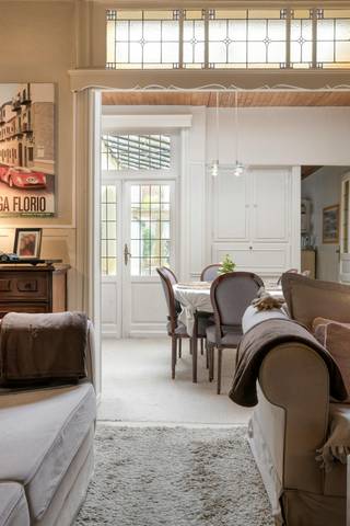 Dans la Boerderijstraat, dans le quartier populaire de Tournai à Courtrai, vous trouverez ce manoir de caractère exceptionnel, une maison qui respire l'authenticité et le charme.Dans toute la maison, vous trouverez de nombreux éléments originaux, tels que de magnifiques vitraux, d'authentiques carreaux de ciment, des portes en bois massif et d'autres détails de caractère qui confèrent au bâtiment un aspect unique. La maison a toujours été entretenue avec le plus grand soin et est en très bon état. En outre, deux autres chambres sont en cours de rénovation complète.Bien que la maison ait besoin d'être rénovée pour l'adapter au niveau de vie contemporain, c'est exactement là que réside son plus grand atout. Dans le respect des éléments authentiques présents, une maison très attrayante et unique peut être créée ici, dans laquelle caractère et confort moderne vont de pair.Le jardin est également une valeur ajoutée absolue. Cet espace extérieur parfaitement entretenu respire la paix et le charme et, avec son atmosphère chaleureuse et ses plantes matures, rappelle un coin idyllique du sud de la France.L'emplacement est excellent, dans le quartier populaire de Tournai, à quelques pas de la Grote Markt, de la gare, des magasins, des écoles et de nombreuses autres commodités. Ainsi, vous pouvez profiter du confort de la ville sans sacrifier la qualité de vie.Une opportunité rare pour ceux qui recherchent une maison avec une âme. Grâce à une rénovation réfléchie, cette demeure de caractère peut redevenir un véritable joyau qui met pleinement en valeur son charme historique.Ce bien est soumis à l'obligation de rénovation imposée par le gouvernement flamand pour les bâtiments résidentiels (sauf en cas de démolition dans les 5 ans suivant l'achat). Pour plus d'informations, veuillez consulter le site web de l'Agence flamande de l'Énergie et du Climat via https://www.vlaanderen.be/een-woning-kopen/renovatieverplichting-voor-residentiele-gebouwenRegistre des mesures: non