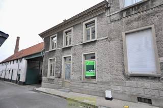 Deze woning bestaat op het gelijkvloers uit een inkomhall, bureauruimte, leefruimte, geïnstalleerde keuken, toilet, wasplaats en badkamer met ligbad en wastafel. Boven bevinden zich een ruime overloop en 2 slaapkamers.<br />Kelder aanwezig!<br />Gezellig terras achteraan.<br />Condensatieketel op aardgas.<br />De woning werd volledig geschilderd en is instapklaar.<br />Vrij vanaf heden.<br />Interesse, contacteer Immo Roman gsm 0472 35 92 86.<br />