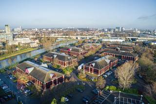 In het aantrekkelijke Riverside Business Park bevindt zich dit moderne kantoorgebouw met een totale oppervlakte van 987 m², verdeeld over...