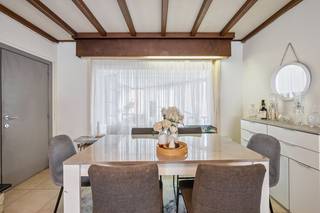 Hooglede-centrum. Stevig gebouwde half open bebouwing met 3 slaapkamers op een perceel van 241m2. Vaste huuropbrengst.<br /><br />Pal in het centrum en alled op wandelafstand zoals : dokter, banken, winkels, kerk, markt...<br />Deze woning is de meest rechtse woning, gebouwd in de jaren '70 en kreeg deels al vernieuwingen. Voorgevel +/-7.6m.<br />Inkomhal en vestiaire, toilet, ruime leefplaats met grote ramen en schouw.<br /><br />In een goede staat met reeds vernieuwde vloer in de leefruimte.<br />Nieuwe pvc-ramen en isolatie op de zolder. <br />Aparte leefkeuken. Berging en koer. Mogelijkheid tot aanpassing naar tuin of groter terras. Kelder. <br />Badkamer met douche lavabo en toilet.<br />Boven zijn er 2 ruime slaapkamers en 1 kleinere.<br />Grote bergzolder. Verwarming op elektriciteit.<br /><br />Er is een niet-condenserende ketel op stookolie maar niet in gebruik. PVC-ramen zijn grootdeels in dubbel glas, enkele nog in enkel glas.<br />Elektrische verwarming met aparte toestellen.<br /><br />Achteraan kan de verharding verwijderd worden een omgevormd worden in tuin/terras. Diepte van 8m.<br />De voorkant biedt mogelijkheden om aan te passen in tuin en af te sluiten per woning. <br />De inrit/uitrit is niet inbegrepen. <br /><br />Na het reeds verkochte perceel achteraan (bedrijfsgebouw) zijn deze kadastrale percelen van de woningen groter geworden dan vroeger.<br />Er is een uitgang achteraan bereikbaar te voet of met de fiets via de rechterdoorgang.<br />Koer van +/-55m2.<br /><br />Kom deze unieke woning zelf ontdekken – contacteer ons voor een bezichtiging en bel ons op het nummer 051/ 62 40 40!