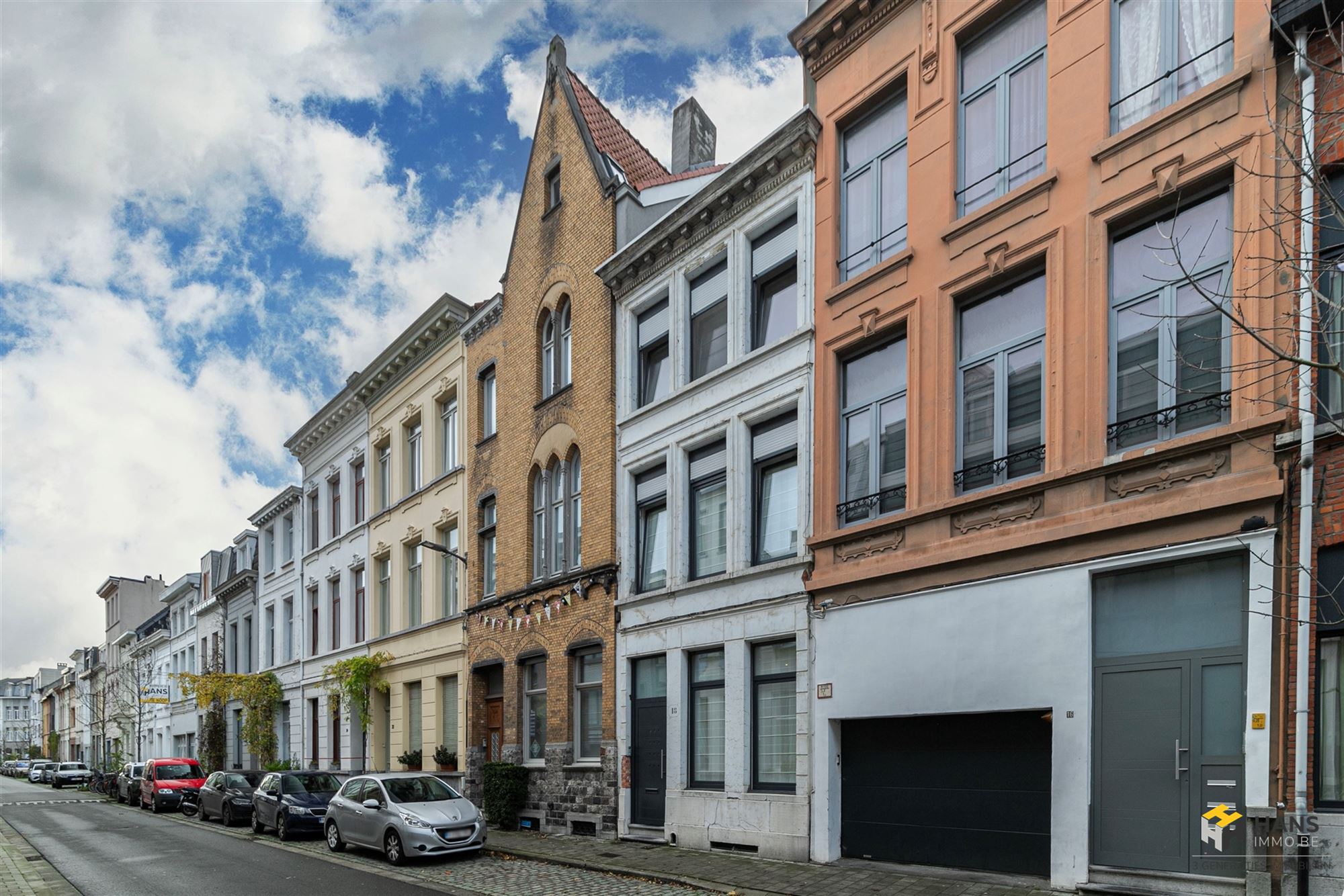 Ruime woning (… m²) met 5 slaapkamers, 2 badkamers en buitenruimte (30 m²) in Borgerhout. - foto 2