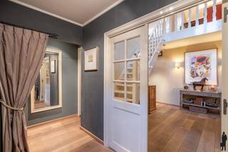 Stijlvolle villa met 4 slaapkamers, 3 badkamers, een indrukwekkende mezzanine en een ruime inpandige garage. Deze woning is gelegen op een perceel...