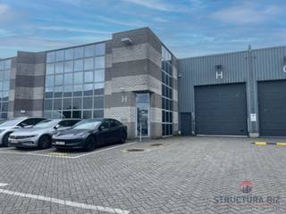 Are you looking for versatile commercial space? This warehouse with offices, located at Heiveldekens 9 in Kontich, offers the perfect solution...