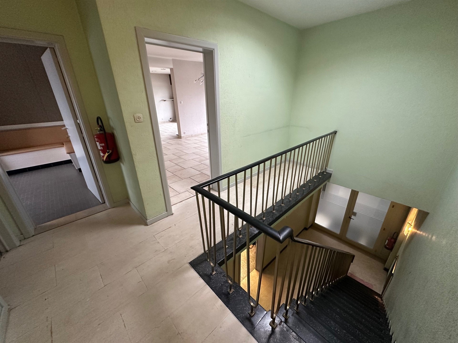 Ruim appartement met 3 slaapkamers boven handelszaak, vlot bereikbaar gelegen - foto 5