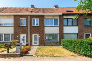 Een huis waar nog niet alles voor jou bepaald is, heeft zo zijn voordelen. In deze rijwoning in ‘De Bloembak’ in Ekeren krijg je een goede basis én de vrijheid om er helemaal je eigen plek van te maken.<br /><br />Op het gelijkvloers kom je via de inkomhal met apart toilet in de leefruimte. Aansluitend vind je de gesloten keuken, die samen met de rest van het interieur vooral esthetisch wat liefde kan gebruiken.<br /><br />Op de eerste verdieping zijn er twee ruime slaapkamers, een kleinere kamer, een badkamer en een apart toilet. Maar daar stopt de ruimte niet. De grote zolder is vandaag bereikbaar via een zolderluik en biedt heel wat mogelijkheden om op termijn extra woonruimte te creëren.<br /><br />Ook buiten kan je nog verder denken. De tuin is praktisch, onderhoudsvriendelijk en beschikt over een aparte berging. Mits de nodige vergunningen kan je bekijken of deze via bijvoorbeeld een veranda meer bij de woning betrokken kan worden. Ook de voortuin behoort volledig tot de woning.<br /><br />Technisch is er al een goede basis, met EPC-label C, recente ramen en automatische rolluiken. De woning beschikt daarnaast over dakisolatie.<br /><br />Je woont hier bovendien centraal in Ekeren, met winkels, scholen en openbaar vervoer vlakbij en een vlotte verbinding naar de belangrijkste invalswegen.<br /><br />Geen afgewerkt plaatje, wel een huis met ruimte en mogelijkheden om er iets helemaal van jezelf van te maken.