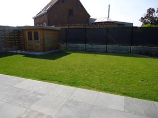 Deze prachtig afgewerkte halfopen bebouwing bestaat uit:<br />°Gelijkvloers: Inkomhal met apart toilet - ruime lichtrijke living - open ingerichte keuken - garage - zongerichte tuin met terras<br />°Verdiep: badkamer met bad, douche en wastafel - apart toilet - 3 slaapkamers - zolder<br /><br />Verwarming op gas - condensatieketel<br /><br />Uitermate rustige ligging!<br /><br />Vrij in overleg