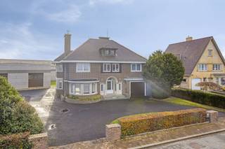 Op een perceel van 2.127 m² vinden we deze ruime woning met loods te koop. Het gunstige EPC, de zuidgerichte tuin en de grote loods van ca 300m²...