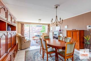 Dit appartement is gelegen in het <strong>centrum van Mariakerke</strong>, op wandelafstand van het openbaar vervoer, winkels, scholen en de groenpolen van Mariakerke.<br /><br />De indeling van het appartement is als volgt: een inkomhal die toegang biedt tot een apart toilet, een <strong>badkamer met ligbad</strong>, een berging met aansluiting voor een wasmachine. Een <strong>ruime en lichtrijke leefruimte</strong> met een <strong>open keuken</strong> en balkon, een slaapkamer met dressing.<br /><br />Bij het appartement horen ook een <strong>staanplaats in de ondergrondse garage</strong> en een <strong>kelderberging</strong>.<br /><br />Wenst u dit appartement graag te bezoeken? Contacteer Olivier via <strong>0491 50 71 25 of olivier@convas.be</strong><br />
