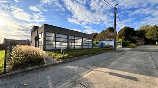 <p><span> </span></p><p><span>SUPERBE LOFT AVEC 2 CHAMBRES, GARAGE ET TERRASSE.</span></p><p><span> </span></p><p><span>Ce loft a une superficie de 161 m².</span></p><p><span> </span></p><p><span>La propriété dispose d'un spacieux espace de vie avec une cuisine ouverte de pas moins de 61 m².</span></p><p><span> </span></p><p><span>Il y a 2 chambres spacieuses disponibles.</span></p><p><span> </span></p><p><span>Salle de bain aménagée équipée d'une baignoire, d'une douche à l'italienne et de meubles lavabo.</span></p><p><span> </span></p><p><span>Toilette invités séparée.</span></p><p><span> </span></p><p><span>La propriété est équipée d'une pompe à chaleur : refroidissement et chauffage, ainsi que de panneaux solaires.</span></p><p><span> </span></p><p><span>Il y a un garage intérieur avec une porte sectionnelle.</span></p><p><span> </span></p><p><span>À l'arrière de la propriété, il y a une terrasse.</span></p><p><span> </span></p><p><span>Pas de frais syndicaux ou de frais communs.</span></p><p><span> </span></p><p><span>Basse attestation EPC Label C = aucune obligation de rénovation.</span></p><p><span>Installation électrique conforme à l'arei.</span></p><p><span>Panneaux solaires présents.</span></p><p><span>Climatisation avec pompe à chaleur disponible.</span></p><p><span> </span></p><p><span>Chauffage central au gaz naturel.</span></p><p><span> </span></p><p><span>Pour des informations ou une visite, veuillez répondre à l'annonce, nous vous appellerons pour fixer un rendez-vous.</span></p><p><span> </span></p><p><span> </span></p>