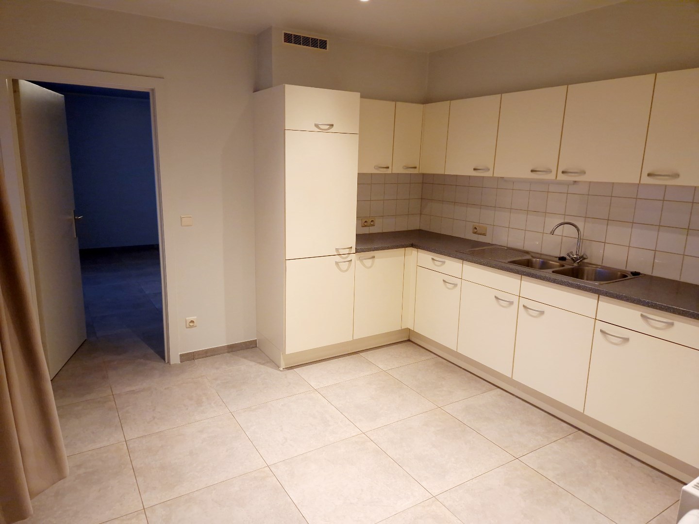 ZEER RUIM TWEE SLAAPKAMER APPARTEMENT OP HET GELIJKVLOERS - foto 4