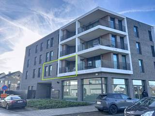 Modern en energiezuinig 1-slaapkamer appartement op de eerste verdieping (met lift) van dit mooi en vlot toegankelijk complex. Het appartement omvat een inkomhal, leefruimte met open, volledig geïnstalleerde keuken, 1 slaapkamer, badkamer (met douche en toilet) en wasplaats. Verder geniet dit appartement een overdekte terras zonder inkijk. Een compacte en handige indeling, aangename lichtinval en moderne materialen maken dit een zeer aangenaam appartement, en dit op een rustige locatie met al het nodige op fietsafstand. Tevens tal van faciliteiten en diensten zoals een tandartspraktijk, pilates studio en schoonheidssalon voorzien in het complex zelf. Ondergrondse autostaanplaats + ondergrondse berging + fietsenstallingen inclusief. Gemeenschappelijke kosten €75/maand.
