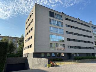 <p><span>Rustig gelegen, deels op te frissen twee slaapkamer appartement met ruim terras, op de grens van Hoboken, Wilrijk en Hemiksem. We betreden het appartement via de inkomhal met ingemaakte kast welke uitgeeft op de ruime wasplaats/CV ruimte en leefruimte met open keuken. Het appartement  heeft veel lichtinval dankzij het grote schuifraam welke uitgeeft op het groot zonnig terras. Afgescheiden door de nachthal vinden we de twee slaapkamers (7.5m² en 13m²), het apart toilet en de badkamer voorzien van zowel ligbad als douche.</span></p><p><span> </span></p><p><span>Troeven:</span></p><p><span> </span></p><p><span>+ nieuwe hoogrendements CV ketel<br />+ energielabel B 187 kWh/(m² jaar)</span></p><p><span>+ veel licthinval</span></p><p><span>+ recent vernieuwd terras</span></p><p><span>+ asbest veilig</span></p><p><span>+ rustige ligging</span></p><p><span>+ staanplaats voor moto/fiets etc...</span></p><p><span> </span></p><p><span>Kom niet 'TE LAET' en maak een afspraak via 03/644.00.88 of info@immodelaet.be!</span></p><p><span> </span></p>