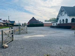 Uitzonderlijke eigendom te koop in Alken. Zeer ruim pand, voorheen horeca en woonst.
Mooi breed perceel van ca. 50 meter tegen de straat.
Diverse mogelijkheden haalbaar gezien de uitzonderlijke straatbreedte zoals verkavelen, bouwproject,… Ook restaureren van het bestaande gebouw is mogelijk, zeer grote oppervlaktes momenteel. Altijd gekende zaak geweest in de streek.
Totale oppervlakte van het perceel is 89a47ca. Ideaal voor mooie tuin, landelijke zicht achteraan.
Kort bij centrum van Alken, kort bij Hasselt, kort bij autosnelweg, kort bij expresweg.
De oppervlakte, de straatbreedte, de ligging en de mogelijkheden hier worden steeds zeldzamer!