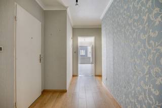 <p><strong>Schaffen (Diest): instapklaar appartement te koop met 3 slaapkamers, en garage</strong></p>

<p>Dit appartement is gelegen in Schaffen, een deelgemeente van Diest, met een vlotte verbinding naar de autostrade en op korte afstand van het treinstation en openbaar vervoer. Het centrum van Diest bevindt zich op fietsafstand, wat zorgt voor een ideale combinatie van rustige ligging en uitstekende bereikbaarheid. Perfect voor wie comfortabel wil wonen met alle voorzieningen binnen handbereik.</p>

<p>Het appartement bevindt zich op de eerste verdieping en is instapklaar. Met een vernieuwde keuken (2015) en airconditioning in de woonkamer (zowel warm als koud), geniet u hier van hedendaags comfort. Dankzij de praktische indeling en vlotte toegankelijkheid is dit een ideale woonst voor gezinnen, koppels of investeerders.</p>

<p><strong>Indeling:</strong></p>

<ul><li><strong>Eerste verdieping: </strong>inkomhal, apart toilet, ruime woonkamer met elektrische inbouwcassette, volledig uitgeruste keuken, nachthal, drie slaapkamers, badkamer met douche, berging, en terras</li><li><strong>Kelder:</strong> privatieve kelderberging</li><li><strong>Buiten:</strong> garagebox met automatische poort</li></ul>

<p><strong>Troeven:</strong></p>

<ul><li>Instapklaar appartement</li><li>Airco (warm/koud) in woonkamer</li><li>Privatieve garagebox met automatische poort</li><li>Uitstekende ligging nabij station en centrum</li><li>Ideaal als investering</li></ul>

<p>Op zoek naar een comfortabel en instapklaar appartement op een strategische ligging? Ontdek zelf de troeven van deze eigendom in Schaffen en plan vandaag nog uw bezoek!</p>

<p><strong>JOUW DROOMWONING. ZO GEVONDEN!</strong></p>