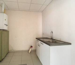 Centraal gelegen, polyvalente handelsruimte!Dit uniek handelspand, gelegen op een toplocatie, beschikt over een gelijkvloerse showroom met veel licht...