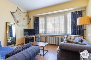 <p>Dit te <strong>renoveren</strong> <strong>éénslaapkamerappartement</strong> geniet van een <strong>uitstekende</strong> <strong>ligging</strong>, op wandelafstand van het strand, het station en de haven.<br /><br />Via de ruime inkomhal bereikt u aan de rechterzijde de <strong>aangename</strong> <strong>leefruimte</strong>. Dankzij de <strong>grote</strong> <strong>raampartijen</strong> geniet deze ruimte van een optimale <strong>lichtinval</strong>. Aansluitend bevindt zich de <strong>keuken</strong>, uitgerust met de <strong>basisvoorzieningen</strong>. Verder beschikt het <strong>appartement</strong> over een badkamer met <strong>ligbad</strong> en een <strong>ruime</strong> <strong>slaapkamer</strong>.<br /><br />Het appartement is gelegen op de <strong>derde</strong> <strong>verdieping</strong> en is vlot bereikbaar met de <strong>lift</strong>. De <strong>verwarming</strong> gebeurt <strong>individueel</strong> op aardgas.<br /><br />Dankzij de gunstige ligging en het <strong>renovatiepotentieel</strong> is dit appartement uitermate geschikt als vaste woonplaats, tweede verblijf of als interessante investeringsopportuniteit.</p>