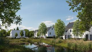 <strong>Tussen stad en stilte: wonen in Wolske, Hasselt</strong><br /><br />Ontdek deze stijlvolle gesloten woning in Wolske, een groene en autoluwe woonwijk net buiten de ring van Hasselt. Dankzij de doordachte architectuur, grote ramen en lichte gevels geniet je van een aangenaam, luchtig woongevoel met veel natuurlijk licht. Binnen vind je een energiezuinig wooncomfort dankzij vloerverwarming, zonnepanelen en een warmtepomp – goed voor een E-peil 0. De open leefruimte met aansluitende tuin creëert een vlotte overgang tussen binnen en buiten, perfect voor gezinnen of wie houdt van rust en ruimte.<br /><br /><strong>Troeven van deze woning:</strong>
<ul>
	<li>Energieneutraal wonen (E-peil 0)</li>
	<li>Klassieke architectuur en lichtrijke leefruimtes</li>
	<li>Autoluwe, kindvriendelijke wijk</li>
	<li>Tuin en privatieve parkeermogelijkheid</li>
	<li>Op enkele minuten van het centrum van Hasselt</li>
	<li>€379.500 (exclusief kosten)</li>
	<li>3 slaapkamers</li>
</ul>
Wonen in Wolske is kiezen voor rust, stijl en toekomstgericht comfort.<br />👉 Vraag meer info aan of plan een bezoek via wolske.be of 011 211 211.