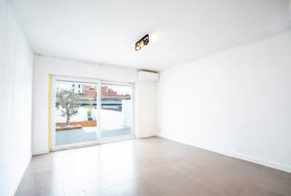 TOPPER! Op zoek naar een energiezuinige, perfect onderhouden woning op een rustige ligging nabij groen én het stadscentrum? Deze instapklare halfopen bebouwing nabij het Astridpark in Kortrijk combineert hedendaags comfort met een praktische indeling en moderne technieken.<br /><br />TROEVEN:<br />- Instapklaar<br />- Elektriciteit = CONFORM AREI<br />- Voorzien van ZONNEPANELEN! <br />- Verwarming via warmtepomp<br />- Airco aanwezig in leefruimte én slaapkamers<br />- 3 volwaardige slaapkamers<br />- Droge kelder<br />- Aangelegde tuin met terras<br /><br />INDELING:<br />Via de inkomhal kom je binnen in de woning, met aansluitend een apart gastentoilet en een praktische wasberging. De lichtrijke leefruimte sluit naadloos aan op de open, volledig ingerichte keuken. Vanuit de keuken heb je toegang tot de droge kelder, ideaal als extra bergruimte.<br /><br />De leefruimte geeft uit op het terras en de verzorgde, aangelegde tuin waar het aangenaam vertoeven is.<br /><br />Op de eerste verdieping bevindt zich een ruime slaapkamer en een moderne badkamer, uitgerust met een douche, dubbel lavabomeubel en toilet.<br /><br />De tweede verdieping biedt plaats aan twee extra slaapkamers, ideaal voor een gezin, bureau of hobbyruimte.<br /><br />Kortom: een energiezuinige en instapklare woning op een topligging nabij het Astridpark in Kortrijk – perfect voor wie comfortabel en zorgeloos wil wonen.<br /><br />📅 Interesse? Plan vandaag nog jouw bezoek op onze bezoekdag op 25 april en ontdek deze topper zelf!<br /><br />AI/26041/K<br />UC:20250909-0003508162-RES-2