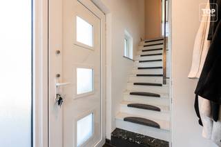 <p><span>In het centrum van Vinderhoute bevindt zich deze charmante vrijstaande woning, die in 2022 mooi en smaakvol werd gerenoveerd. <br /><br />De woning is netjes afgewerkt, instapklaar en vormt een ideale thuis voor starters, jonge gezinnen of wie op zoek is naar een gezellige woning op een centrale locatie.</span></p>
<p><span>Binnen geniet je van een aangename en sfeervolle inrichting met een praktische indeling. <br /><br />De woning beschikt over twee slaapkamers en biedt het nodige hedendaagse wooncomfort.</span></p>
<p><span>Rondom de woning bevindt zich een compacte maar gezellige tuin, waardoor je op verschillende plaatsen van de buitenruimte kunt genieten. </span></p>
<p><span>Met een gunstig EPC C zijn er bovendien geen energetische renovatieverplichtingen. <br /><br />De ligging is bijzonder praktisch: recht tegenover de school, in het hart van Vinderhoute en met een vlotte verbinding naar de belangrijkste invalswegen en Gent.</span></p>
<p><span>Een charmante, instapklare woning op een leuke locatie waar gezelligheid en praktisch wonen mooi samenkomen.</span></p>
<p><span>Interesse? Bel Top Vastgoed voor een bezoek op 0475 700 700.</span></p>