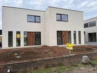 Moderne BEN-woning met 4 slaapkamers en carport. Deze halfopen BEN-woning combineert een hoogwaardige afwerking met een rustige ligging, op...