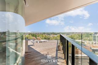 Interesse? Meer informatie op www.SWEVERS.be. - Op de zevende verdieping van een recent gebouw uit 2023 bevindt zich een luxueus en...
