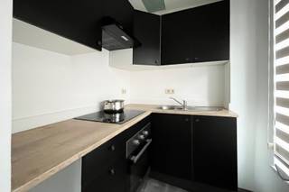 Deels af te werken woning, uitstekend gelegen in een verkeersarme straat. Op 2 minuten van de Grote Markt, vlakbij scholen, openbaar vervoer, winkels, en alle stadsfaciliteiten. Indeling: GLV: inkomhal, af te werken sanitair, garage, technische berging en terrasje (3 m²). Tussenverdieping: woonkamer met kleine, geïnstalleerde keuken; Bovenverdieping: 1 ruime slaapkamer en 1 kleine slaapkamer (of thuisbureel, dressing, ...). Kenmerken: uitstekende ligging, deels af te werken, geen renovatieverplichting, videofoon, garage, klein terras, 1 à 2 slaapkamers, prijs bespreekbaar, elektriciteit conform.<br />Dit is een ideale woning voor starters en mensen die midden de stad willen wonen. Ook interessant als investering.<br />Ontdek deze woning alvast via de 360°-tour op onze website.<br />Kan deze woning iets voor u zijn? Kom het zelf ontdekken en maak een afspraak via 0479 01 00 00 of info@avantivastgoed.be