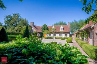 Inkomhal, living met open haard, afzonderlijk bureel, ingerichte leefkeuken met bijkeuken (wasplaats), gekoelde berging, 4 slaapkamers , 2 badkamers, wijnkelder, zolder, prachtige tuin met beregeningssysteem, zwembad en poolhouse (bar, keukentje, sauna en toilet). Airco aanwezig. CV op mazout in combinatie met zonnepanelen en warmtepomp.