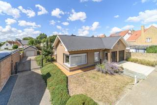 BEVEREN AAN DE IJZER: Zeer degelijke villa-bungalow met alle leefruimtes op het gelijkvloers, ruime garage en tuin op 772m² totale grondopp.<br />In het hartje van het landelijke Beveren aan de IJzer (deelgemeente van Alveringem) is deze bungalow gelegen. Typisch voor een bungalow is uiteraard dat alle leefruimtes op het gelijkvloers voorzien zijn (in totaal ca 165m²!); zo zijn er 2 slaapkamers én een badkamer beneden. De woning is een open bebouwing en bevat naast een garage inpandig ook nog over een ruime extra garage (ca 70m²). Door de oriëntatie van het perceel naar het westen valt er de ganse dag altijd wel ergens de zon en schaduw te spotten op het eigendom. De woning heeft bouwjaar 1966 maar werd begin jaren 2000 grondig onder handen genomen. Wandel je even mee door de woning?<br />- GLVL.: ruime inkomhall, lichtrijke en gezellige woonkamer (voorzien van een open haard), ruime ingerichte keuken (eiken kasten met alle apparatuur: koelkast, vaatwas,...), gang naar 2 ruime en volwaardige slaapkamers en de badkamer, wasplaats/berging, garage.<br />- 1ste VERD.: onder de schuinte van het dak is er nog een ruime zolderberging met o.a. de C.V.-installatie. <br /><u>Extra's</u>: centrale verwarming (stookolie), regenwater, dubbele beglazing (houten raamwerk), beperkte dakisolatie, zonnepanelen, spouwisolatie (6cm),...<br />Ruim en zongericht terras met zonnewering, gezellig groen hoekje, volledig omheinde tuin, zalig vertoeven in deze zonovergoten tuin! Aparte toegang via hekken naar de extra ruime garage (ca 70m²). <br />Bepaalde opfriswerken zijn zeker nog bij deze woning maar het gegeven op zich is een heel mooi en interessant aanbod: open bebouwing met alle leefruimtes op het gelijkvloers, aparte ruime garage en een zalige zonnige tuin. 
