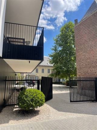 <p><span>Bent u op zoek naar een uitmuntend, buitengewoon investeringspand op een unieke locatie, midden in de stad, maar toch erg rustgevend en mooi? Dan mogen wij u het blije nieuws verkondigen dat dit topgebouw dat we al 10 jaar mogen verhuren aan erg fijne mensen, het uwe kan worden. Goede huurders hoeft u niet te zoeken, die zitten er immers al in. Het gebouw bevat 4 grote duplexappartementen met telkens 2 slaapkamers en een groot terras aan de leefruimte met open keuken (en aansluitend berging). De bovenverdiepingen van de penthouses hebben nog eens een XL terras over de hele breedte, uitgevend op beide slaapkamers. De badkamers hebben allen bad en douche. Er zijn 2 parkings voor de deur en een vuilberging en fietsenberging op het gelijkvloers. Het gebouw is 10 jaar geleden zo goed als nieuw gebouwd. Alleen de buitengevel is blijven staan . Bovendien is het zo goed onderhouden, dat het nog steeds nieuw lijkt. Een toppand! Snel zijn is de boodschap! </span></p><p><span> </span></p><p><span>EPC zijn de volgende:</span></p><p><span>APP 001: score B 162</span></p><p><span>APP 002: score B 154</span></p><p><span>APP 201: score B 142</span></p><p><span>APP 202: score B 155</span></p>