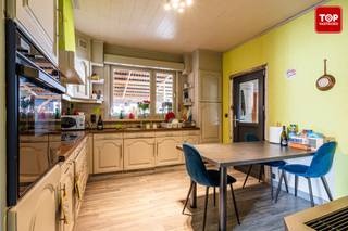 <p>Deze te renoveren vrijstaande woning is gelegen in een rustige, groene omgeving tussen de velden en combineert een aangename woonkwaliteit met een vlotte bereikbaarheid. <br /><br />Scholen, winkels en andere dagelijkse voorzieningen bevinden zich op korte afstand.</p>
<p>De woning beschikt over drie slaapkamers en biedt een solide basis voor wie een renovatieproject wenst te realiseren naar eigen inzichten en hedendaagse normen. <br /><br />De vrijstaande ligging biedt extra privacy en laat toe om de indeling en afwerking volledig af te stemmen op persoonlijke woonwensen.</p>
<p>Verder is er een ruime garage en een oprit met plaats voor twee wagens. <br /><br />De zongerichte tuin vormt een belangrijke troef en biedt tal van mogelijkheden voor het creëren van een aangename buitenruimte.</p>
<p>Een eigendom met potentieel, geschikt voor wie op zoek is naar rust, ruimte en een goed bereikbare ligging in een groene omgeving.<br /><br />Bel Top Vastgoed voor een bezoek op 0475 700 700</p>