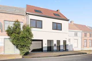 <p><span>Deze brede woning met epc B (117 kWh/m²/jaar) ligt op wandelafstand van een school en de schilderachtige Scheldeboorden. De zwarte alu en pvc-ramen contrasteren mooi met de witte sierpleister en de arduinen plint. Ook het interieur verrast, dankzij grote rechthoekige tegels, opdekdeuren, hoge plafonds, 3 stalen deuren met glas, speciale plafondspots, videofoon, etc. De vernieuwde woning omvat een warmtepomp (Viessmann Vitocal 111), ventilatiesysteem D, 18cm dakisolatie (schuin dak) en 10cm gevelisolatie. In de grote leefruimte zorgt een veluxkoepel met driedubbel glas voor extra licht. Het brede schuifraam kijkt uit op een omheinde tuin (groen uitzicht) en een betegeld terras. In de luxekeuken met wit composietwerkblad en eiland, zijn zwarte en witte kastdelen verwerkt. Ons oog valt op een designdampkap, gasvuur, koelkast, oven, vaatwasser en microgolfoven. Qua bergruimte hebt u vanuit de keuken toegang tot de kelder en een extra berging onder de zwarte metalen designtrap met houten treden. Aanpalend aan de garage is een wasplaats voorzien. De grote badkamer (1e verdieping) bedient de zeer grote master bedroom (parket) met hoog plafond en een tweede kamer van meer dan 6 meter lengte. Er is plaats voor: hangtoilet, zwarte sierradiator, dubbel meubel en inloopdouche. Op de 2e verdieping, waar ook een technische berging aanwezig is, geniet de grote kamer van een eigen en suite badkamer met lavabomeubel, hangtoilet, sierradiator en inloopdouche met glazen wand.</span></p>