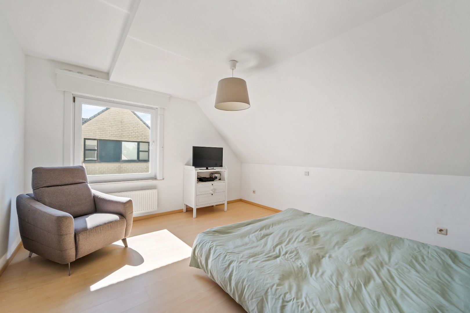 Woning met 3 slaapkamers, garage en gezellige tuin. - foto 5