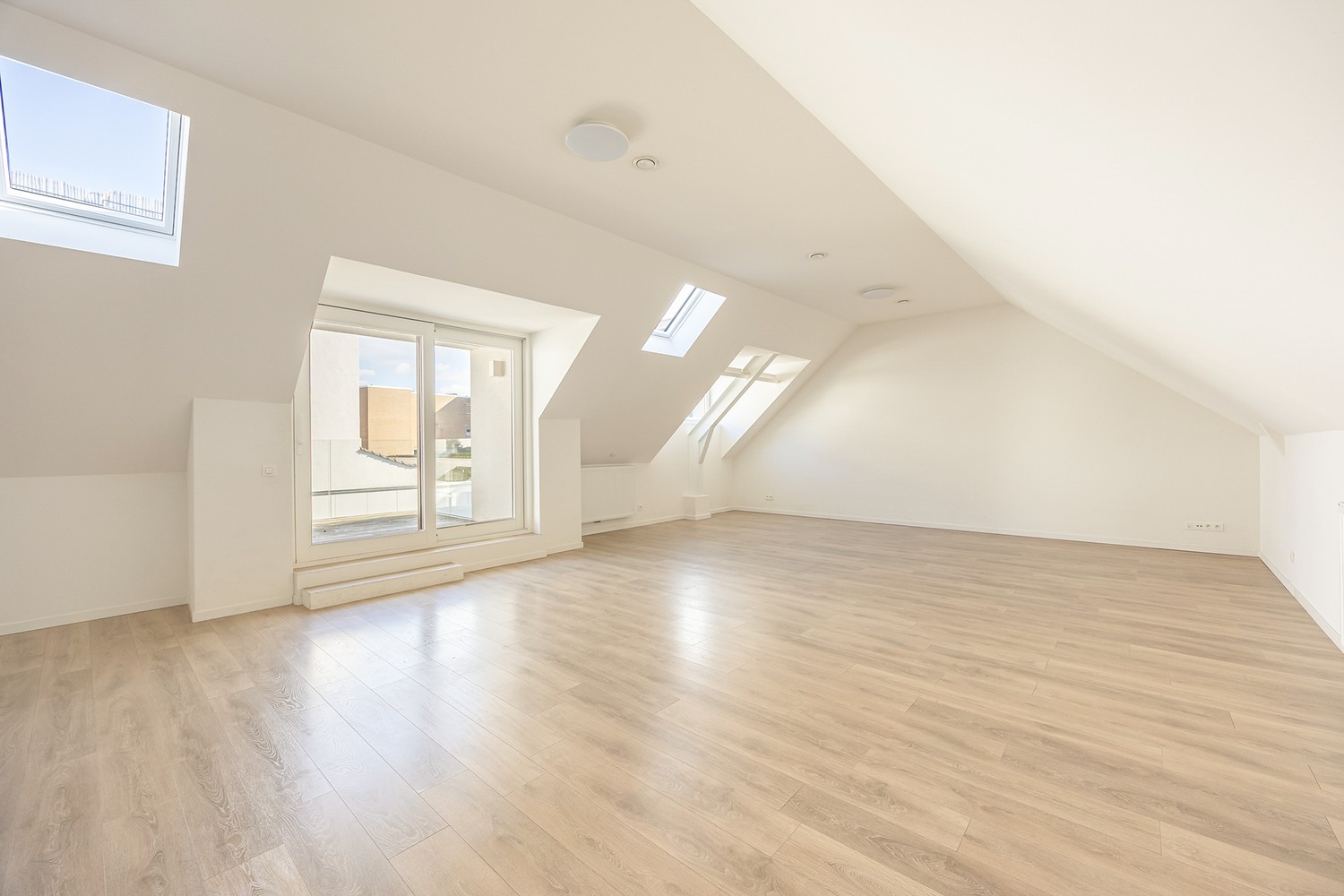 Ruime en lichtrijke duplex met 2 slaapkamers op toplocatie in hartje Antwerpen met terrras en autostaanplaats - foto 5