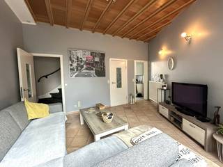 Charmante rijwoning te koop nabij centrum Mechelen – instapklaar & topgelegen!<br /><br />Op een steenworp van het bruisende centrum van Mechelen, het groene Vrijbroekpark en diverse winkels, vind je deze gezellige en instapklare rijwoning. De ideale thuis voor wie comfortabel wil wonen op een centrale locatie!<br /><br />Indeling:<br />Bij binnenkomst word je verwelkomd in de inkomhal die doorloopt naar de knusse leefruimte. Vooraan bevindt zich de ruime, volledig ingerichte keuken, ideaal voor wie graag kookt. Verder is er een praktische berging en een kelder.<br />Op de bovenverdieping zijn er twee ruime slaapkamers en een verzorgde badkamer uitgerust met dubbele lavabo, bad en douche. Een vaste trap leidt naar de zolderverdieping, die perfect af te werken is tot een extra slaapkamer, bureau of hobbyruimte.<br /><br />Troeven: uitbreidingsmogelijkheden - geen renovatieplicht - EPC-label C - Elektriciteit conform - centrale ligging vlakbij natuur, winkels en openbaar vervoer <br /><br />Ben je op zoek naar een instapklare woning nabij centrum Mechelen? Dan is dit beslist een bezoek waard!