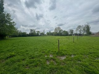 dit perceel grond is toegankelijk via een eigen rijweg en is 8.603m2, vrij van pacht.