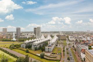 <p><span>Volledig gerenoveerd appartement met exclusief uitzicht op de stad, EPC B en zonnig terras<br /><br /></span></p><p><span> </span></p><p><span>Op de 18de verdieping van de residentie Hooghe Huys kan je elke dag genieten van een uitzonderlijk panoramisch uitzicht over Antwerpen, de Schelde en de ruime omgeving. Dankzij de westelijke oriëntatie baadt het appartement in het licht en profiteer je van prachtige zonsondergangen vanaf het ruime terras.</span></p><p><span>Dit instapklare appartement werd in 2018-2019 volledig gestript en gerenoveerd, het combineert hedendaags wooncomfort met een uitstekende bereikbaarheid. De ruime leefruimte met open keuken vormt het hart van de woning en biedt dankzij de grote raampartijen een uniek gevoel van licht en ruimte.</span></p><p><span><br />De indeling omvat:</span></p><ul><li><span>ruime inkomhal met vestiaire </span></li><li><span>lichtrijke leefruimte met open, volledig uitgeruste keuken </span></li><li><span>praktische berging </span></li><li><span>apart toilet </span></li><li><span>badkamer met inloopdouche, wastafel en ingewerkte plek voor wasmachine en droogkast. </span></li><li><span>twee volwaardige slaapkamers (waarvan nu eentje gecombineerd is met een thuiswerkplek met ingemaakte kasten)</span></li><li><span>Westgericht terras over de volledige breedte van het appartement (zon tot ze ondergaat), recente screens van 2022.</span></li></ul><p><span> </span></p><p><span>Extra troeven</span></p><ul><li><span>volledig gestript en gerenoveerd (2018-2019), dus instapklaar</span></li><li><span>Uniek panoramisch uitzicht dat nooit verveelt en volledige privacy zonder inkijk</span></li><li><span>EPC B – geen renovatieverplichting </span></li><li><span>conforme elektrische installatie</span></li><li><span>veiligheidsdeur </span></li><li><span>conciërge </span></li><li><span>uitstekende bereikbaarheid met wagen, fiets en tram voor de deur</span></li><li><span>op wandelafstand van het Zuid, winkels en horeca </span></li><li><span>mogelijkheid tot aankoop van een private parkeerplaats </span></li></ul><p><span> </span></p><p><span>Een appartement dat rust, licht en een uitzonderlijk uitzicht combineert met alle troeven van stadsleven binnen handbereik.</span></p><p><span> </span></p><p><span>Voor een afspraak of meer informatie, neem contact met ons op via e-mail op george@sinjoor.be of telefonisch via 03 283 05 00</span></p><p><span> </span></p>
