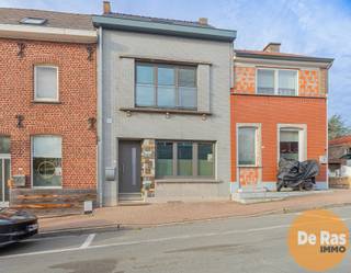 <br /><br />GROTENBERGE - PRACHTIG GERENOVEERDE WONING OP TOPLOCATIE!<br /><br />Deze instapklare woning onderging in 2022 een totaalrenovatie en bevindt zich op wandelafstand van het bruisende centrum van Zottegem en het station.<br /><br />Naar indeling zelf is de woning op het gelijkvloers voorzien van een aparte inkomhal, een ruime en lichtrijke woonkamer, een open keuken met plaats voor een eettafel, en een afzonderlijk toilet.<br />De eerste verdieping omvat een ruime slaapkamer en een prachtig afgewerkte badkamer met zowel bad als douche.<br />Op de tweede verdieping bevinden zich nog twee bijkomende slaapkamers.<br />Daarnaast beschikt de woning over een praktische kelder.<br /><br />Buiten geniet u van een ruime tuin met terras, waar het heerlijk vertoeven is.<br /><br />De ligging is een absolute troef: op wandelafstand van centrum, scholen, winkels, horeca, recreatie en het station van Zottegem, én vlak bij het prachtige park van Breivelde voor wie graag de natuur opzoekt.<br /><br />Kortom bent u op zoek naar een gezinswoning met 3 slaapkamers, op een centrale locatie met tuin, aarzel dan niet en maak snel uw afspraak! Voor meer info of bezoek 053/60.65.60.<br /><br />De vermelde prijs is een richtprijs. Na ontvangst van de biedingen zal de verkoper beslissen of hij/zij de eigendom verkoopt aan het beste bod. De richtprijs is aldus niet bindend voor de verkoper.